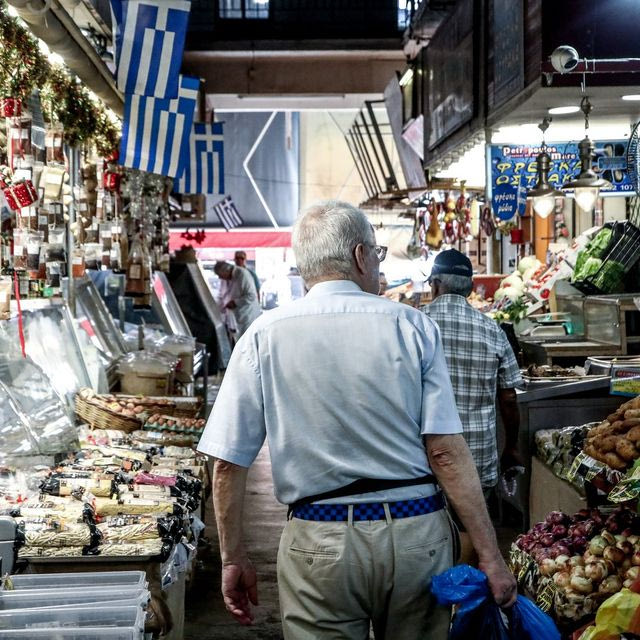 Πληθωρισμός: Φρένο τον Ιούλιο, αλλά η ακρίβεια επιμένει – “Φωτιά” οι τιμές σε κρέας, καύσιμα και διακοπές