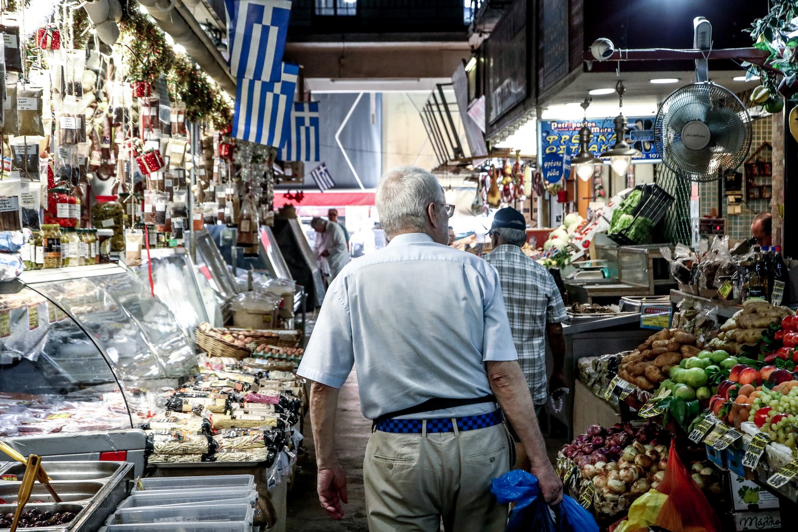 Πληθωρισμός: Φρένο τον Ιούλιο, αλλά η ακρίβεια επιμένει – “Φωτιά” οι τιμές σε κρέας, καύσιμα και διακοπές