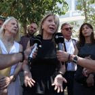 Η κυρία Καρυστιανού μιλάει. Αλλά μιλάει μόνο αυτή. Και καμιά φορά λέει λάθος πράγματα…