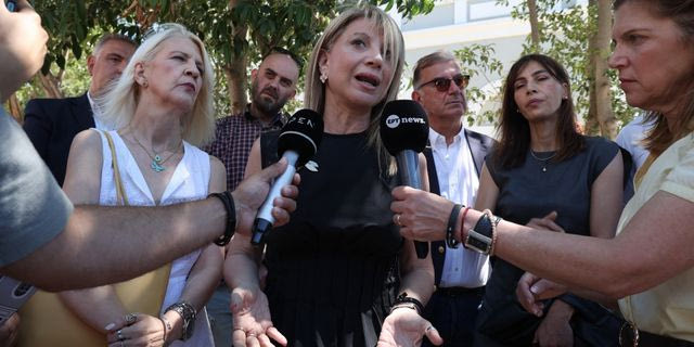 Η κυρία Καρυστιανού μιλάει. Αλλά μιλάει μόνο αυτή. Και καμιά φορά λέει λάθος πράγματα…