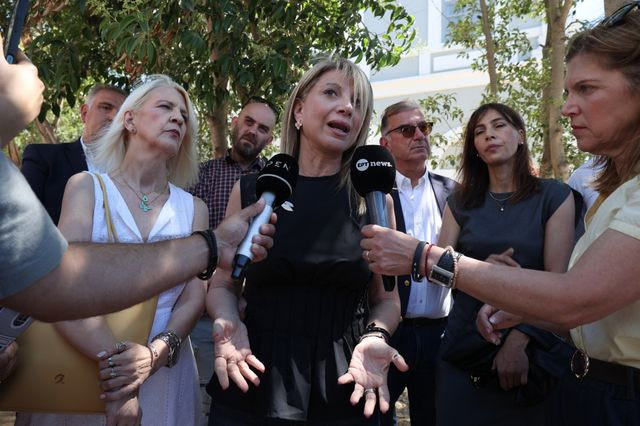 Η κυρία Καρυστιανού μιλάει. Αλλά μιλάει μόνο αυτή. Και καμιά φορά λέει λάθος πράγματα…