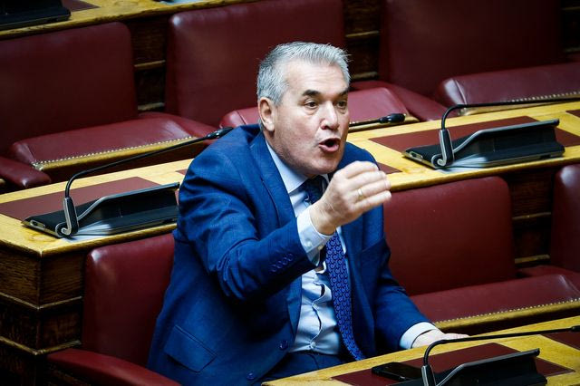 Η χυδαιότητα Κυριαζίδη και τα δεμένα χέρια του Μαξίμου