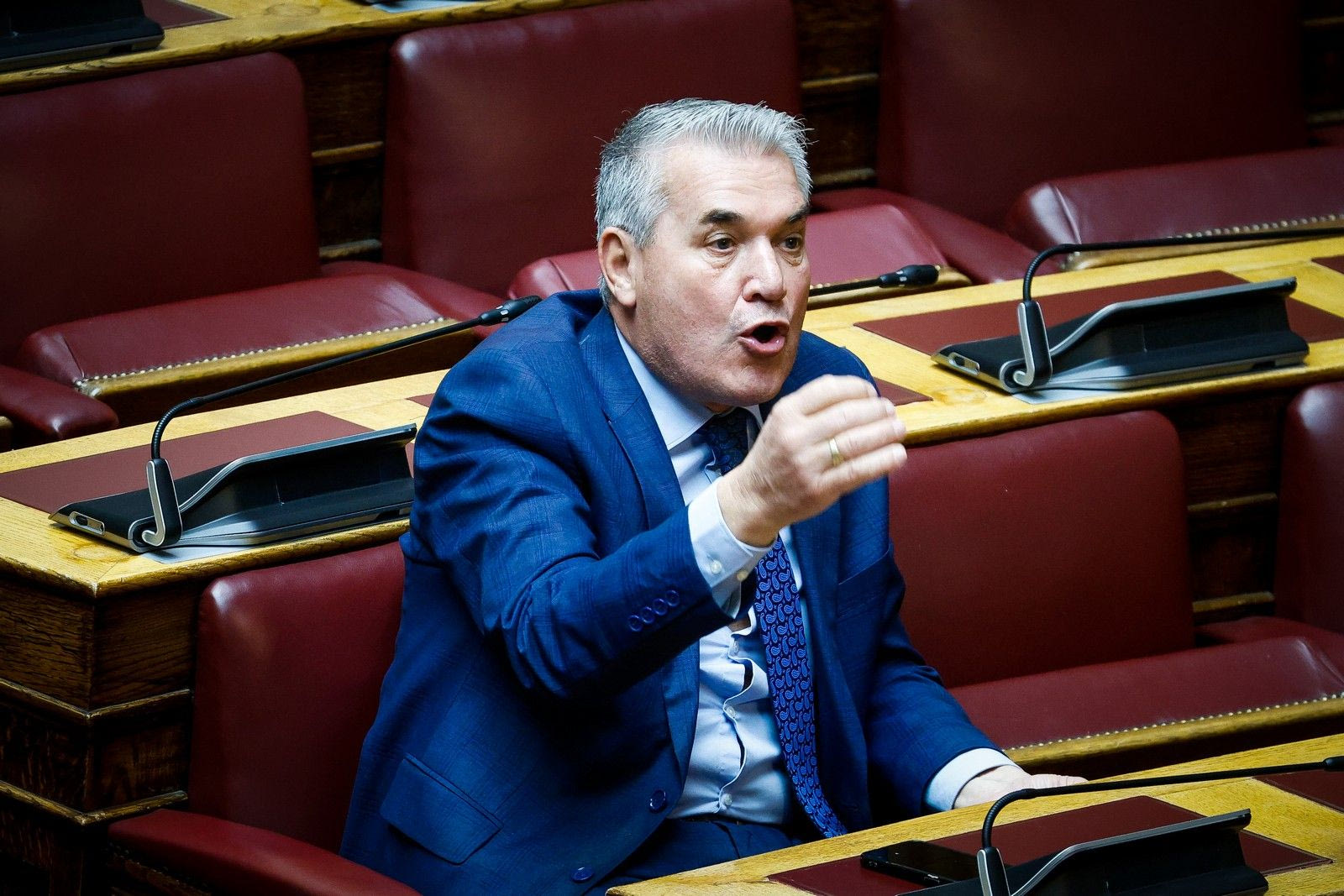 Η χυδαιότητα Κυριαζίδη και τα δεμένα χέρια του Μαξίμου