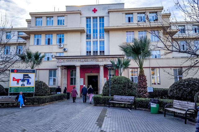 Χαλάνδρι: Κλινικά νεκρός ο 17χρονος που έπεσε από μπαλκόνι ξενοδοχείου – Αγόρασε αλκοόλ με πλαστό δίπλωμα