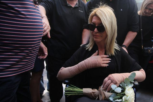 Θλίψη στο τελευταίο “αντίο” στη Βάγια Νέστορα – Με ασθενοφόρο στην κηδεία η κόρη της