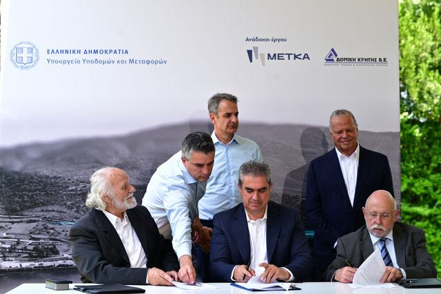 Έπεσαν οι υπογραφές της σύμβασης για τον τριπλό κόμβο Σκαραμαγκά – Τι δήλωσε ο Μητσοτάκης