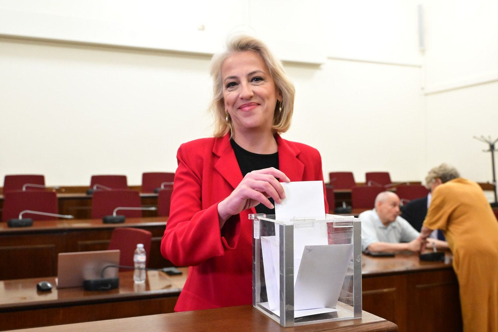 Νέα πρόεδρος της ΚΟ του ΣΥΡΙΖΑ η Ρένα Δούρου - ''Αναλαμβάνω την ευθύνη''