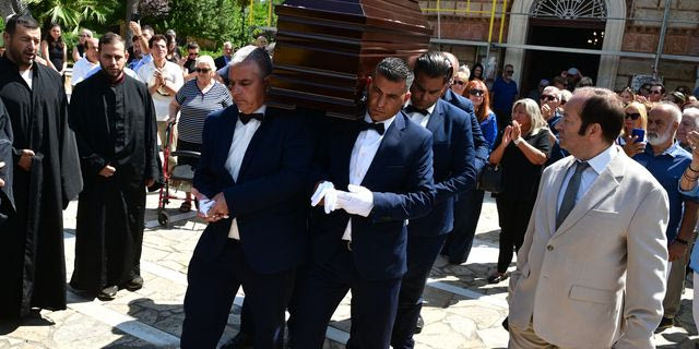 Συγκίνηση στο τελευταίο αντίο στη σπουδαία Μαίρη Λίντα