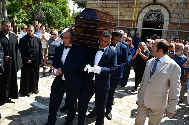 Συγκίνηση στο τελευταίο αντίο στη σπουδαία Μαίρη Λίντα
