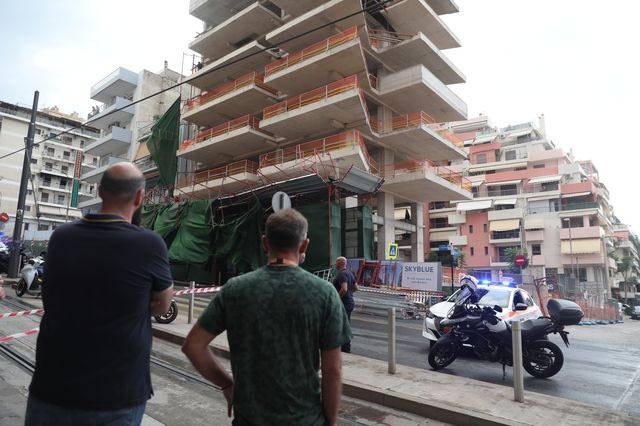 Κακοκαιρία: Σκαλωσιά πολυκατοικίας έπεσε στον Πειραιά – Διακοπή κυκλοφορίας στο τραμ
