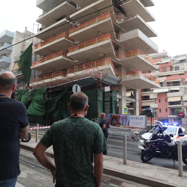  Σκαλωσιά πολυκατοικίας έπεσε στον Πειραιά – Διακοπή κυκλοφορίας στο τραμ