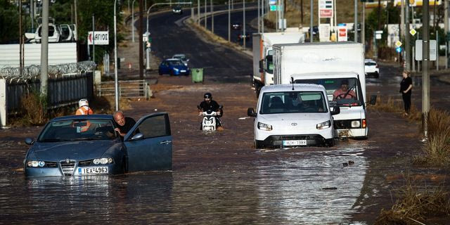Κακοκαιρία πλήττει τη χώρα: Καταιγίδες, χαλαζοπτώσεις και πάνω από 100.000 κεραυνοί – “Βροχή” προβλημάτων στην Αττική