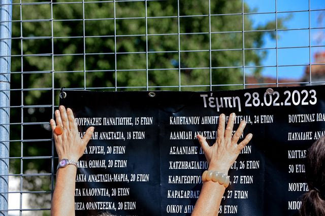 Δίκη για τα Τέμπη: Ολοκληρώθηκε η απαγγελία του κατηγορητηρίου, ένταση από συγγενείς