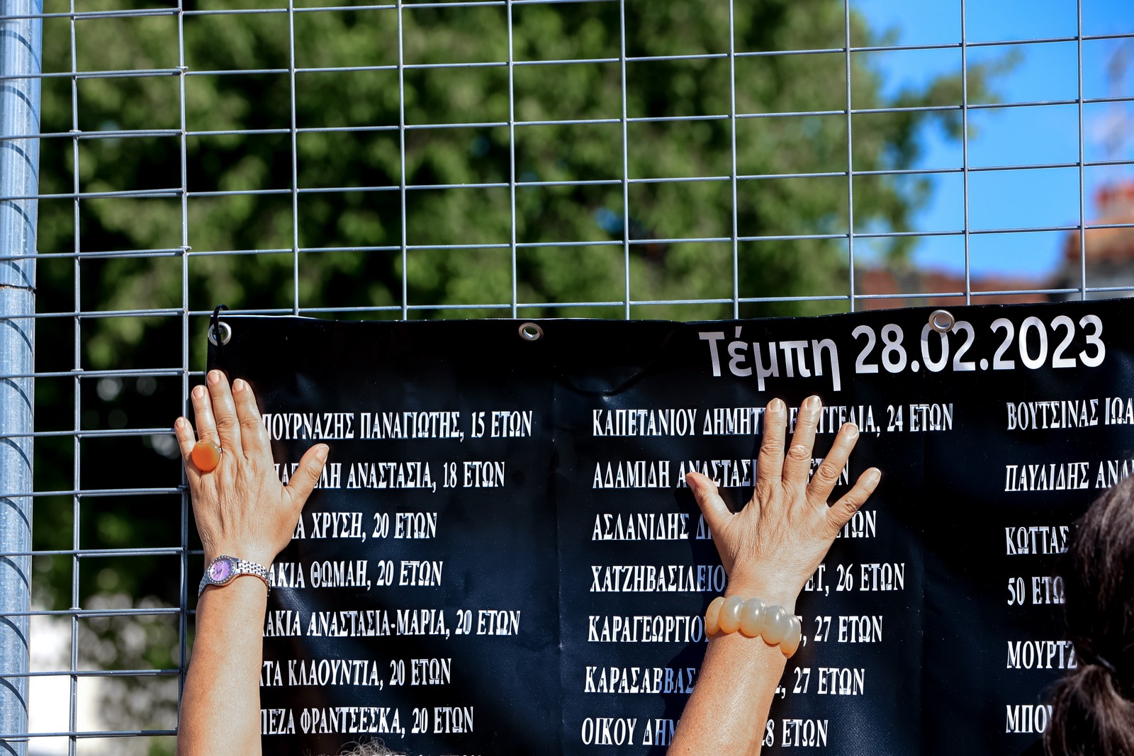 Δίκη για τα Τέμπη: Ολοκληρώθηκε η απαγγελία του κατηγορητηρίου, ένταση από συγγενείς