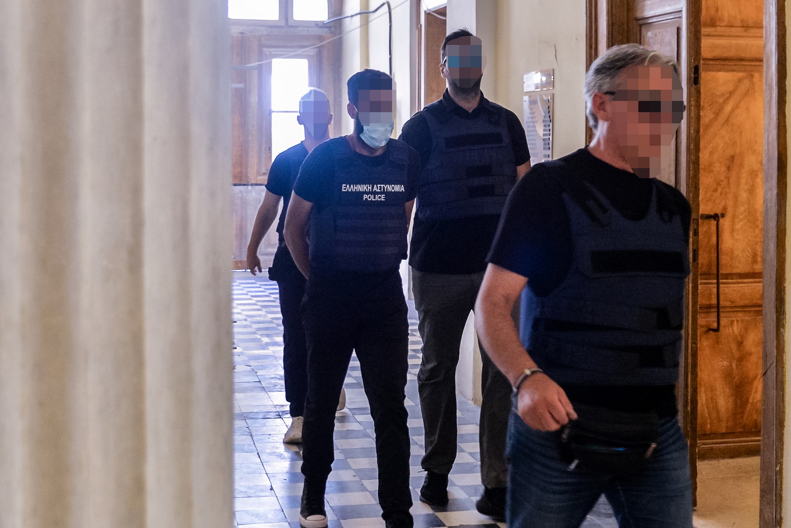 Σύρος: Σε κατ’οίκον περιορισμό ο 41χρονος λόγω διχογνωμίας – Ελεύθερη με όρους η σύζυγος