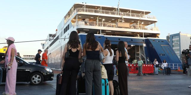 Σε εξέλιξη η έξοδος των αδειούχων του Αυγούστου – Πάνω από 61.000 ταξιδιώτες έφυγαν από τα λιμάνια της Αττικής