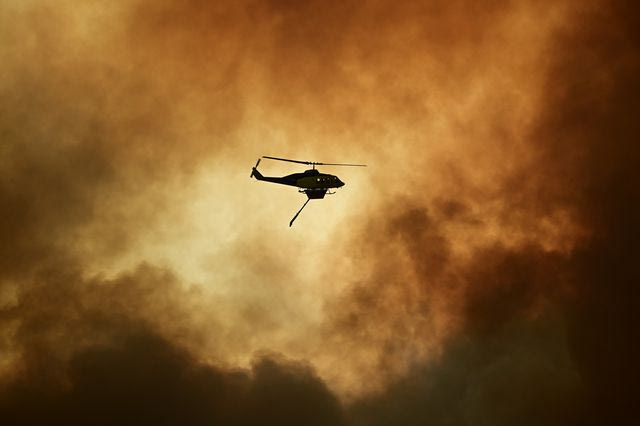 Συγκρούστηκαν δύο ελικόπτερα που επιχειρούσαν στην Ψάθα – Δύο άτομα χωρίς τις αισθήσεις τους