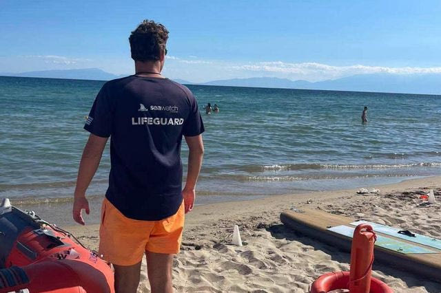 Θεσσαλονίκη: Ναυαγοσώστες επανέφεραν γυναίκα που ανασύρθηκε χωρίς τις αισθήσεις