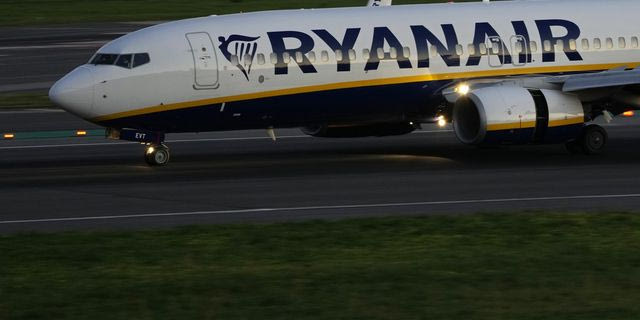Μυστήριο με το σπασμένο τζάμι στο Boeing της Ryanair: Πώς σώθηκε ο επιβάτης, τι εξετάζουν οι αρχές