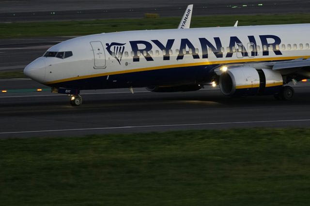 Μυστήριο με το σπασμένο τζάμι στο Boeing της Ryanair: Πώς σώθηκε ο επιβάτης, τι εξετάζουν οι αρχές