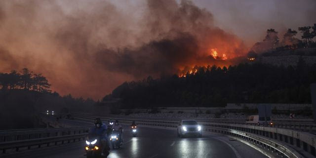 Μεγάλες φωτιές στην Τουρκία: Απειλούν τουριστικές περιοχές – Εκκενώσεις και κλειστοί δρόμοι