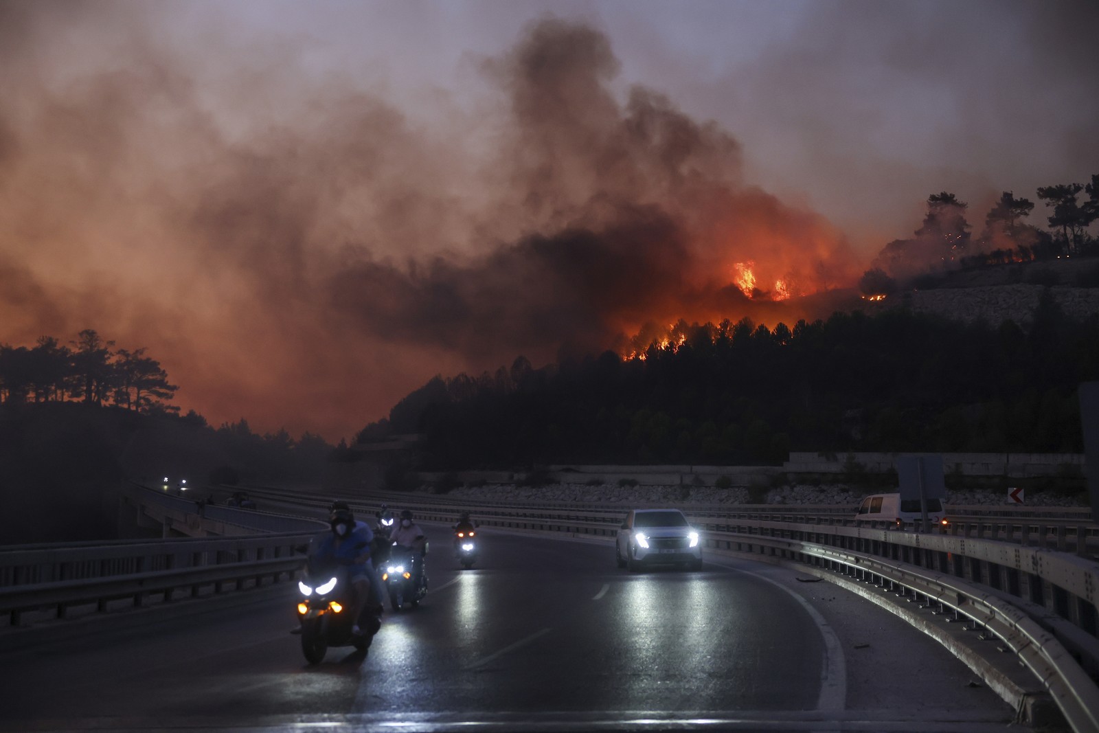 Μεγάλες φωτιές στην Τουρκία: Απειλούν τουριστικές περιοχές – Εκκενώσεις και κλειστοί δρόμοι