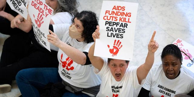 Περικοπές Τραμπ για τον HIV: “Καταστροφικό πλήγμα” παγκοσμίως για ένα πρόγραμμα που έσωσε 26 εκατ. ζωές