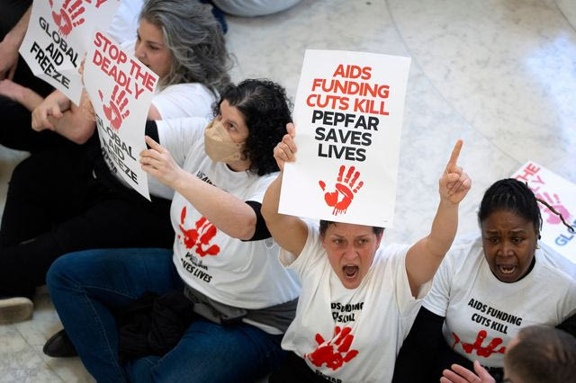 Περικοπές Τραμπ για τον HIV: “Καταστροφικό πλήγμα” παγκοσμίως για ένα πρόγραμμα που έσωσε 26 εκατ. ζωές