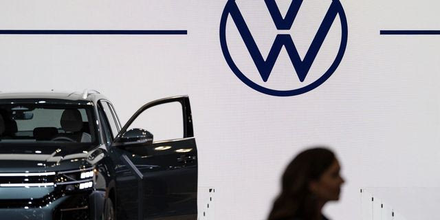 Volkswagen: Εξετάζει 100.000 περικοπές θέσεων εργασίας και κλείσιμο τεσσάρων εργοστασίων