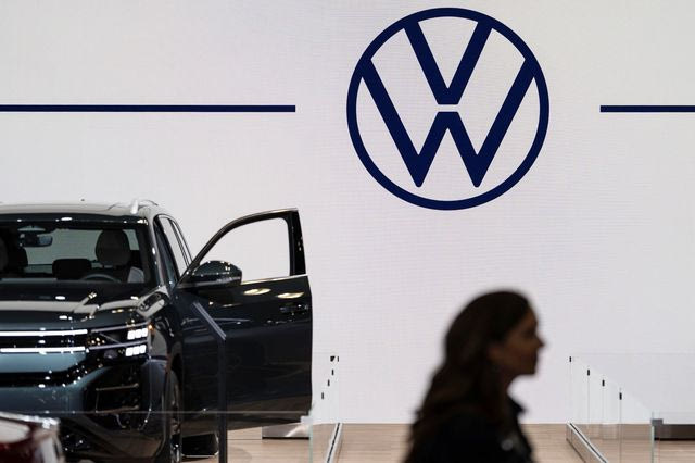 Volkswagen: Εξετάζει 100.000 περικοπές θέσεων εργασίας και κλείσιμο τεσσάρων εργοστασίων