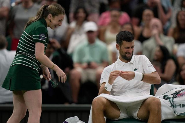 Wimbledon: Ο Τζόκοβιτς τρόλαρε ball girl στον αγώνα με τον Στέφανο Τσιτσιπά