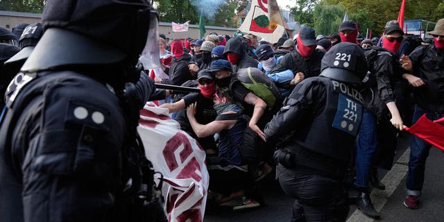 Γερμανία: Χιλιάδες διαδηλωτές πήγαν να μπλοκάρουν το συνέδριο του AfD – Συγκρούσεις με την αστυνομία
