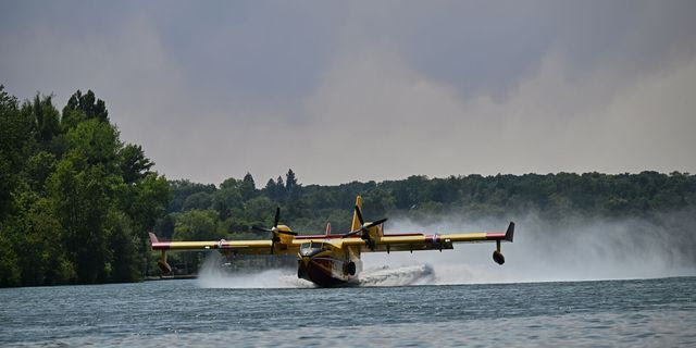 Παρίσι: Η φωτιά “εξαπλώνεται ανεξέλεγκτα” – Canadair παίρνουν νερό από τον Σηκουάνα