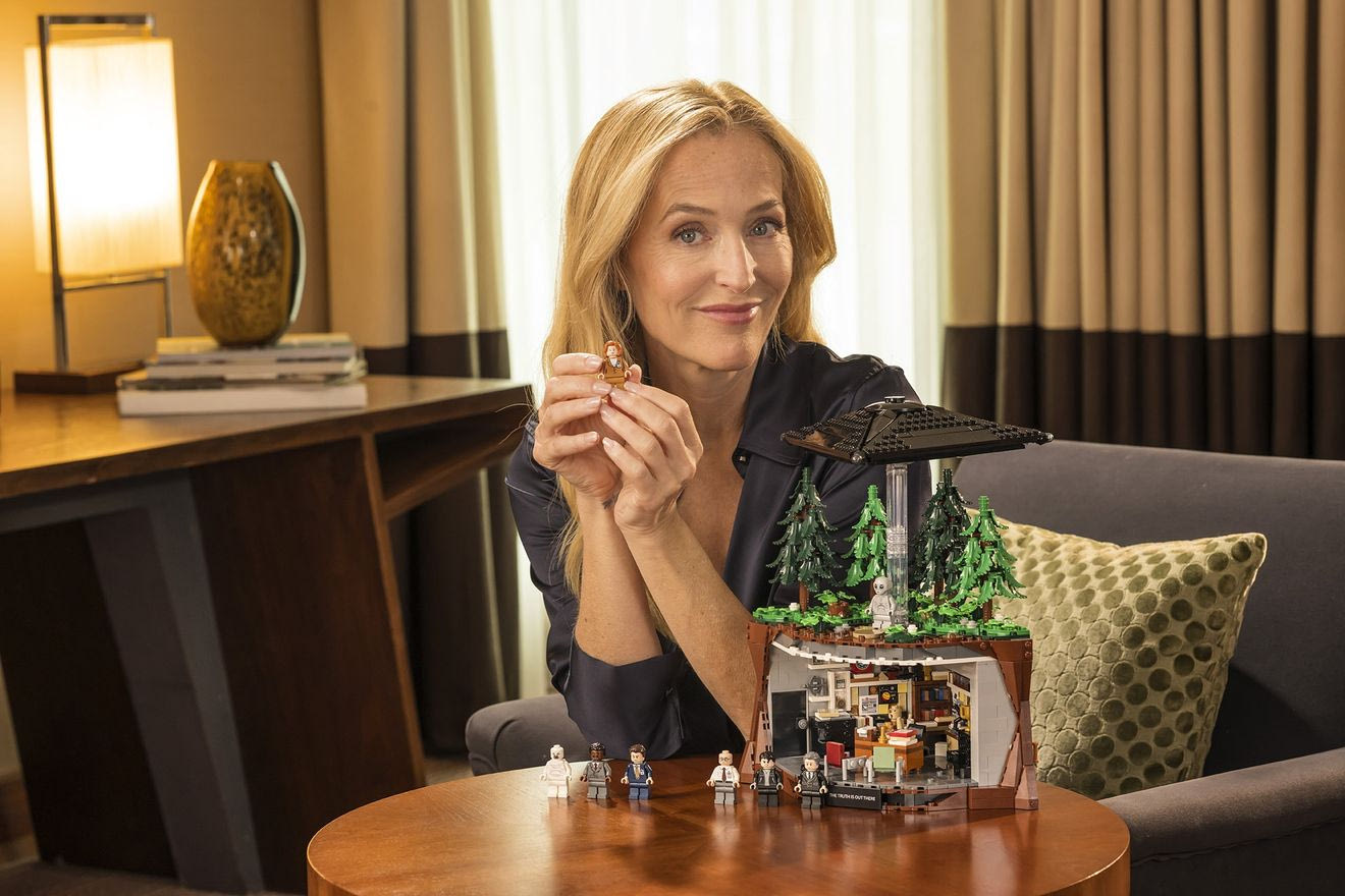 Η Gillian Anderson αποκάλυψε το επίσημο LEGO set του X-Files