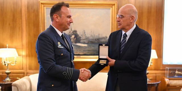Ο Δένδιας συναντήθηκε με τον αντισμήναρχο του F16 που εκανε αναγκαστική προσγείωση στη Ζάκυνθο