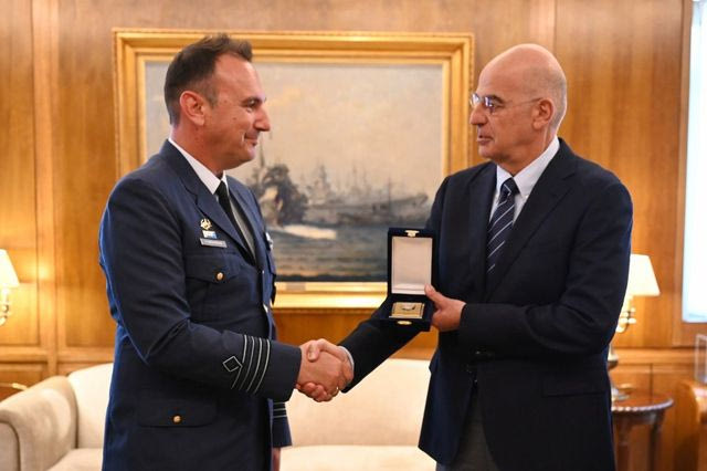 Ο Δένδιας συναντήθηκε με τον αντισμήναρχο του F16 που εκανε αναγκαστική προσγείωση στη Ζάκυνθο