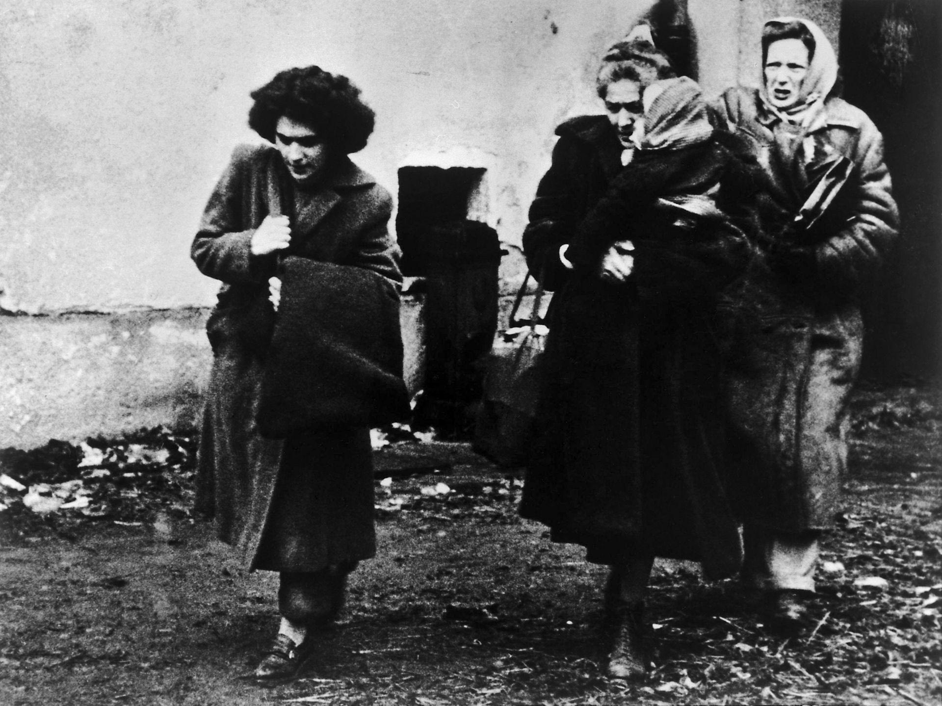 Τρεις γυναίκες με ένα παιδί φτάνουν στον καταυλισμό του Eisenstadt στην Αυστρία, 1956