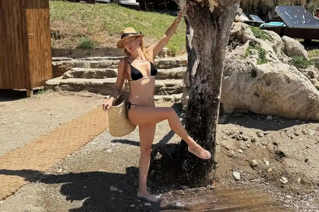 Η Κέιτ Χάντσον ζει το ελληνικό καλοκαίρι στη Σκιάθο – Οικογενειακές στιγμές και τραγούδι για φέτα, ροζέ και σκάφος