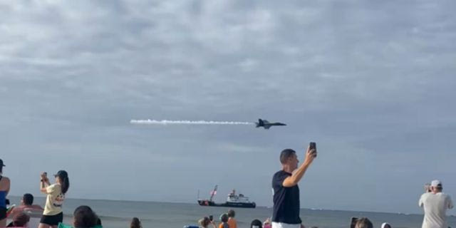 Μαχητικό αεροσκάφος των ΗΠΑ πέταξε σε απόσταση αναπνοής από λουόμενους