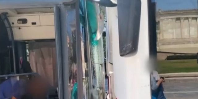 Η στιγμή της σύγκρουσης λεωφορείου με τρόλεϊ στην Πανεπιστημίου – Βίντεο