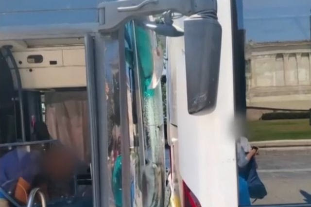 Η στιγμή της σύγκρουσης λεωφορείου με τρόλεϊ στην Πανεπιστημίου – Βίντεο