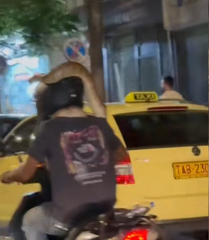 Απίστευτο σκηνικό στους δρόμους της Αθήνας: Μοτοσικλετιστής οδηγεί με ένα τεράστιο φίδι στον λαιμό – Βίντεο