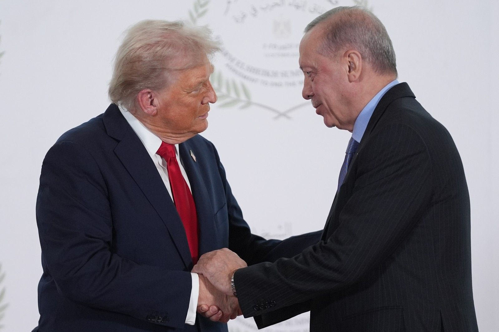 Σύνοδος ΝΑΤΟ: Η αγωνία της Ελλάδας για τα “πεσκέσια” Τραμπ σε Ερντογάν