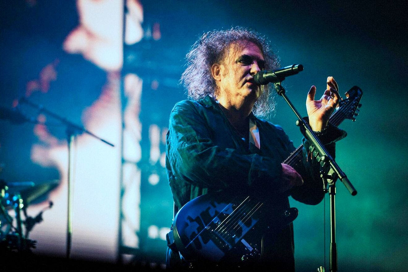 Είδαμε The Cure στο ΟΑΚΑ: Πόσο πιο σεμνός μπορεί να γίνει ο Robert Smith;