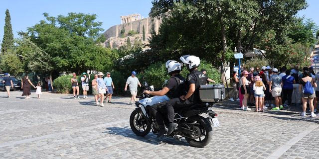 Ακρόπολη: Δίωξη κατά του 60χρονου που επιτέθηκε στους Αμερικανούς τουρίστες