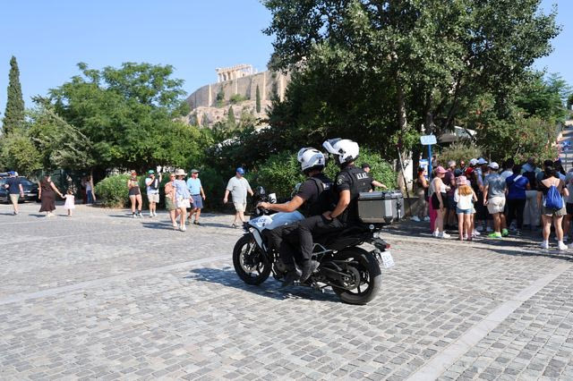 Ακρόπολη: Πώς έγινε η επίθεση με μαχαίρι σε Αμερικανούς τουρίστες – Το προφίλ του δράστη