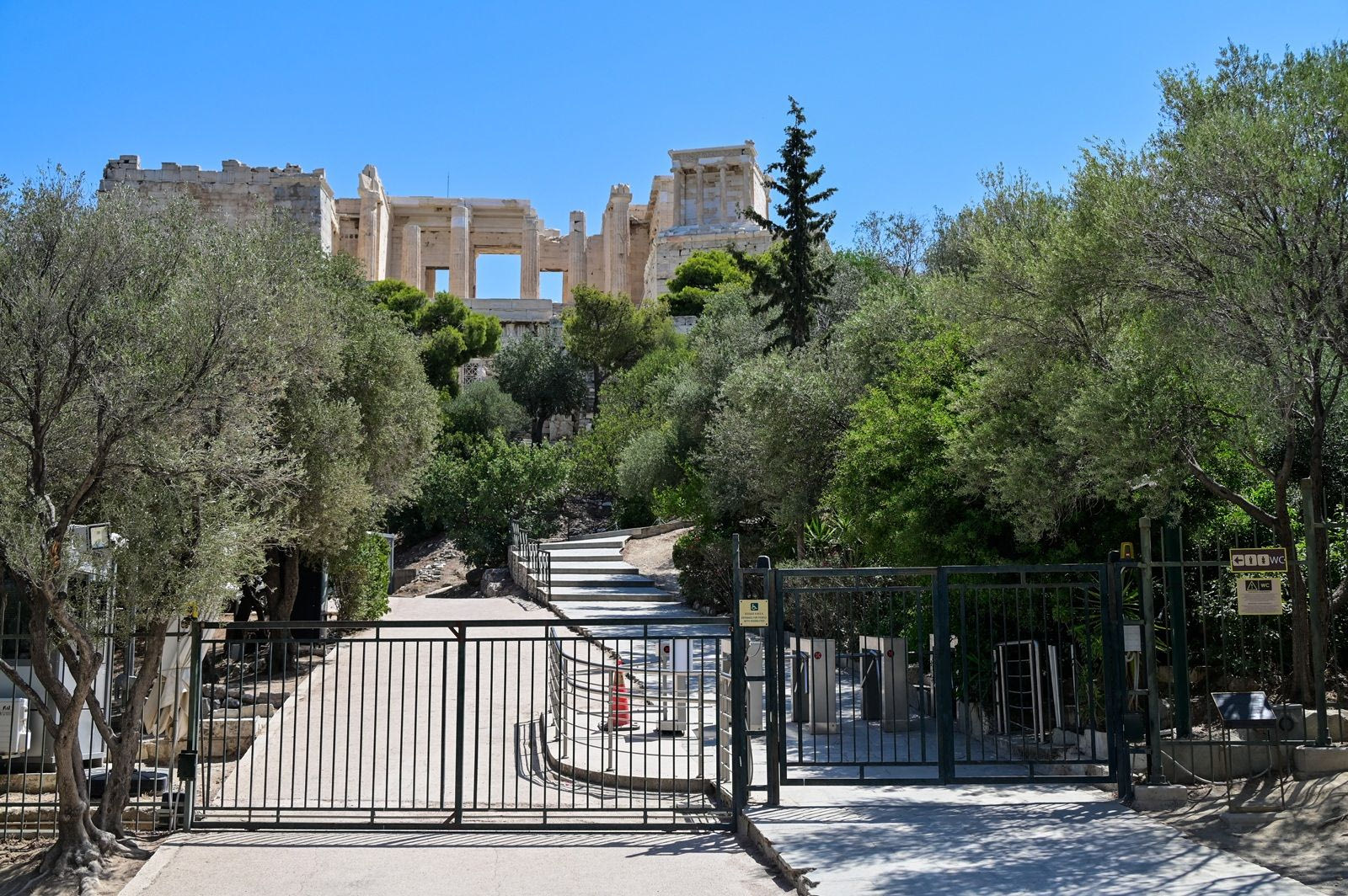 Επίθεση με μαχαίρι κατά δύο τουριστών στην Ακρόπολη