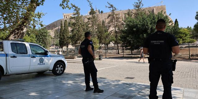Άνδρας επιτέθηκε και τραυμάτισε δύο Αμερικανούς τουρίστες με μαχαίρι στη νότια είσοδο του αρχαιολογικού χώρου της Ακρόπολης