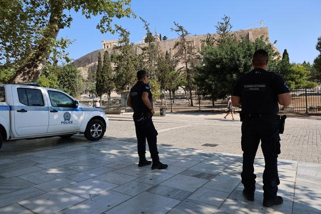 Άνδρας επιτέθηκε και τραυμάτισε δύο Αμερικανούς τουρίστες με μαχαίρι στη νότια είσοδο του αρχαιολογικού χώρου της Ακρόπολης
