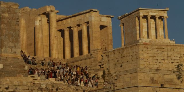 Η Ακρόπολη ως εμπόρευμα – “Δίνεις 30 ευρώ και δεν έχεις ούτε νερό”